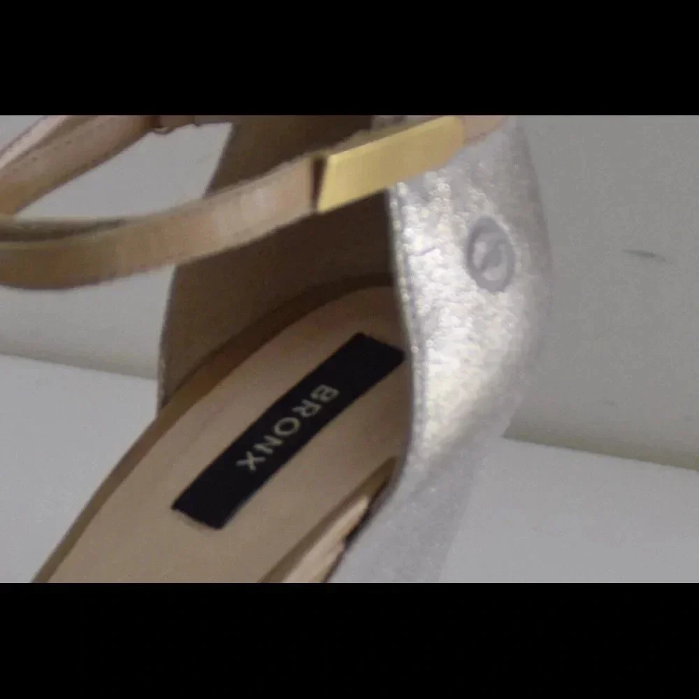 Beautiful Bronx wedges 'Shir lock'